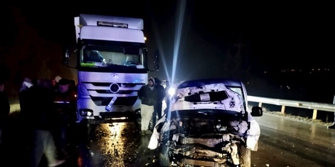 Sinop'ta otomobille tırın çarpışması sonucu 2 kişi öldü