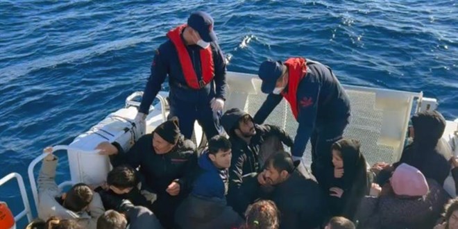 Yunanistan'ın ölüme ittiği 16'sı çocuk 51 düzensiz göçmen kurtarıldı
