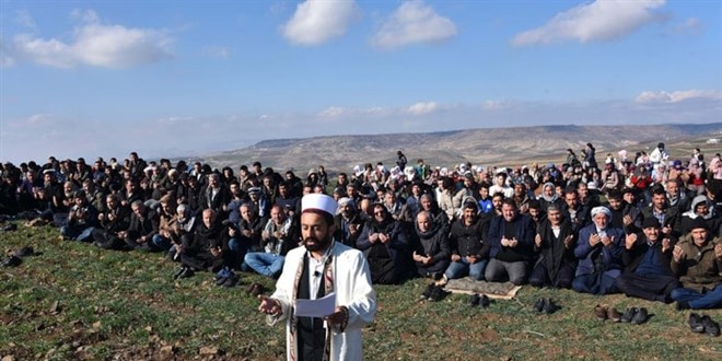 Çiftçiler yağmur duasına çıktı