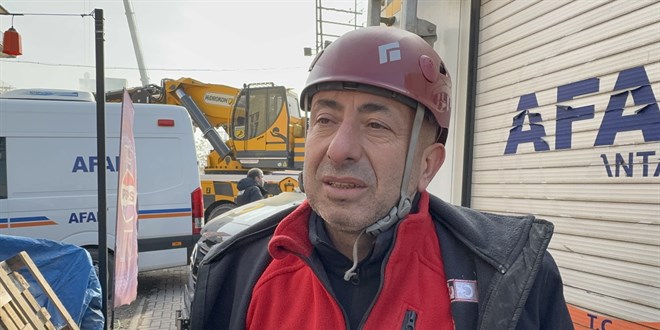 Cem öğretmen, çöken binanın arama kurtarma çalışmalarına da koştu