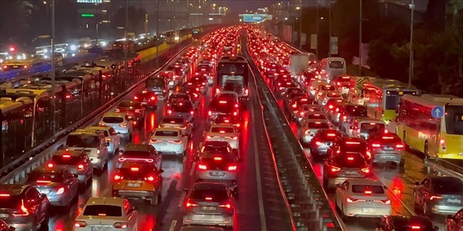 İstanbul'un giderek artan trafiği kar yağışını etkileyebiliyor