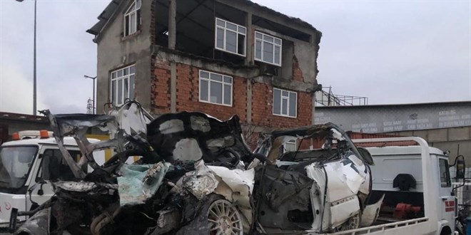 Kontrolden çıkan otomobil tıra ok gibi saplandı: 1 ölü