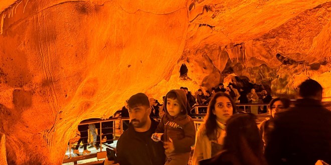 Tulumtaş Mağarası'nda ziyaretçi yoğunluğu