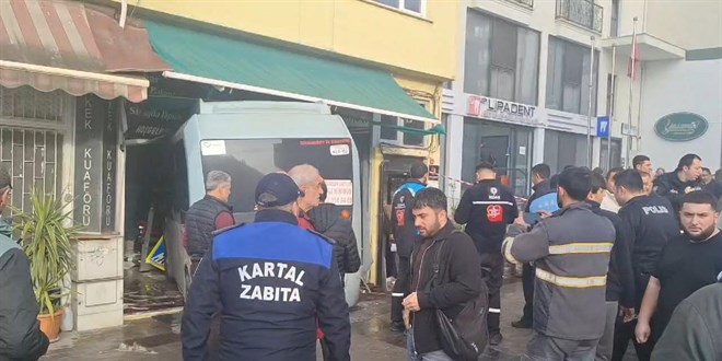 İstanbul'da kontrolden çıkan minibüs iş yerine girdi