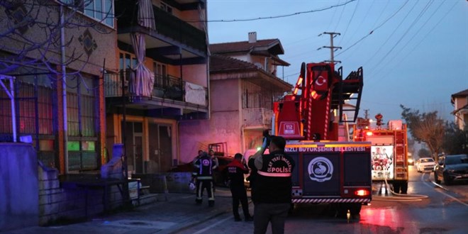 Çocuklarını yangından kurtaran anne hayatını kaybetti