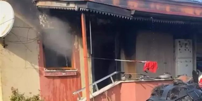 Emekli öğretmen yalnız yaşadığı evinde çıkan yangında öldü
