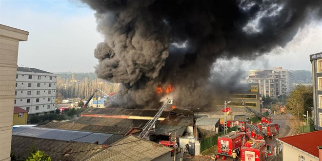 İstanbul'da lastik fabrikasında yangın