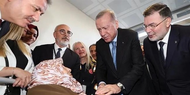 Cumhurbaşkanı Erdoğan, İzmir'de 102 yaşındaki Gülsüm Sakallı ile görüştü