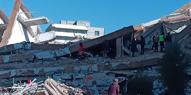 Hatay'da depremde 69 kişinin öldüğü sitenin davasında 3 sanığa yakalama kararı