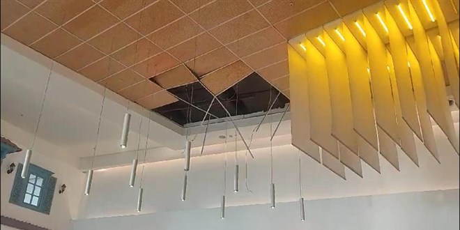 AVM'de yemek yiyen kişinin üstüne asma tavan düştü