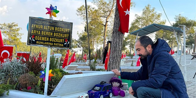 Depremde eşi ve çocuklarını kaybeden baba, her gün mezarlığa hediyelerle gidiyor