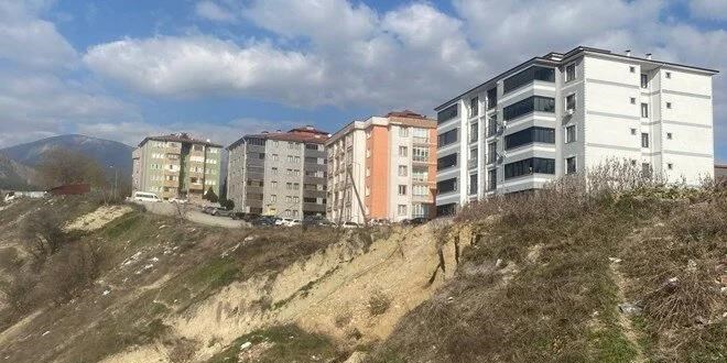 Heyelan nedeniyle apartman sakinleri tedirginlik yaşıyor