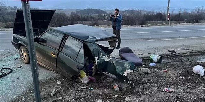 İkiye bölünen otomobilden yara almadan kurtuldu