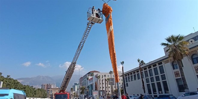 Yamaç paraşütçüleri aydınlatma direğine takıldı