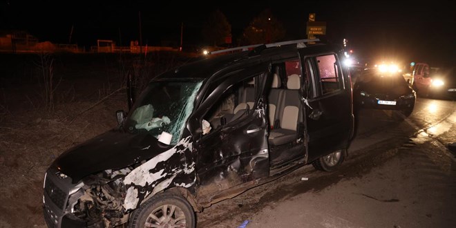 Minibüs ile hafif ticari araç çarpıştı: 2'si ağır 7 kişi yaralandı