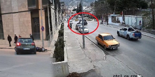 U dönüşü yapan otomobile çarptı: 1'i ağır 2 yaralı