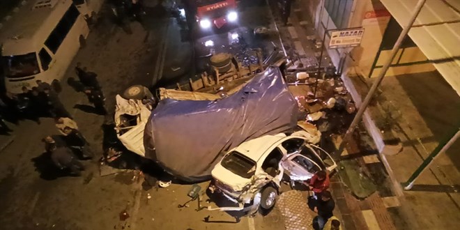 Kamyon çarptığı otomobille birlikte üst geçitten düştü: 3 ölü