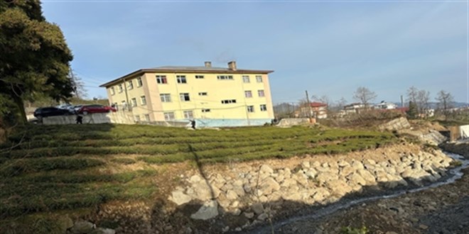 Bahçede ve beton zemininde çökmeler oluşan okulda eğitime ara
