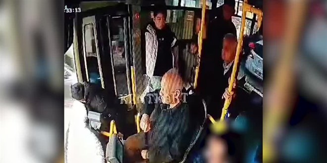 Rahatsızlanan çocuk halk otobüsünün açık kapısından yola düştü