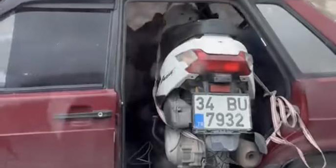 Gören dönüp bir daha baktı! Kapısız araçta motosiklet taşıdı
