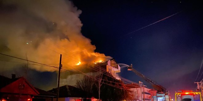 4 katlı binadan yükselen alevler geceyi aydınlattı