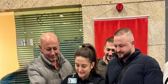 Ankara'da Polis, Araçta Kilitli Kalan Kediyi Kurtardı