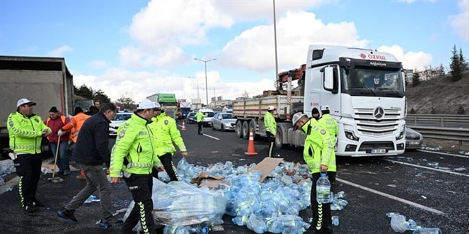 Başkent'te zincirleme kaza: Kamyondan yola savruldu