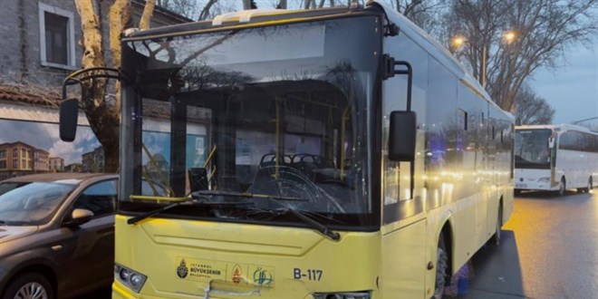 Kırmızı ışıkta bekleyen araca İETT otobüsü çarptı