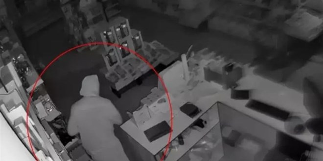 Kadın kılığına girip hırsızlık yaptı: Yakayı ele verdi