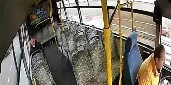 Şoförün bayıldığı özel halk otobüsünü yolcu durdurmaya çalıştı