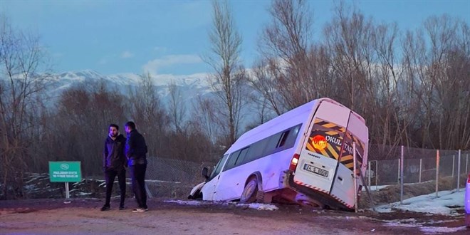 Öğrenci servisi sulama kanalına düştü: 10'u öğrenci 11 kişi yaralandı