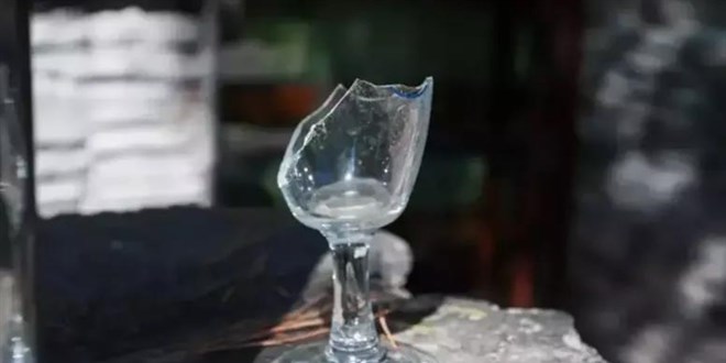 Havada uçan bardak 7 yıllık evliliği bitirdi