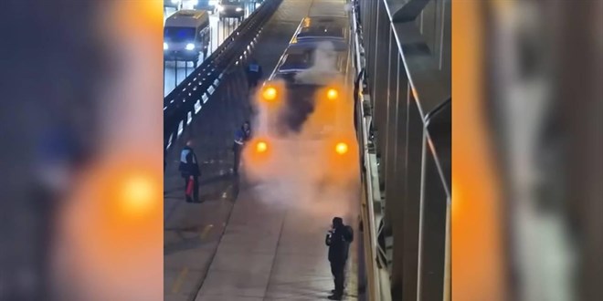 Avcılar'da metrobüsün motorunda yangın çıktı