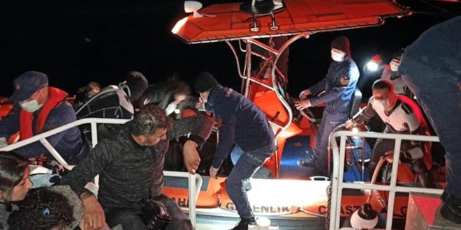Sahil güvenlik batan bottan 27 göçmeni kurtardı