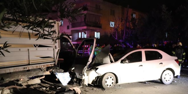 Otomobil, park etmeye çalışan kamyonete çarptı: 1 ölü