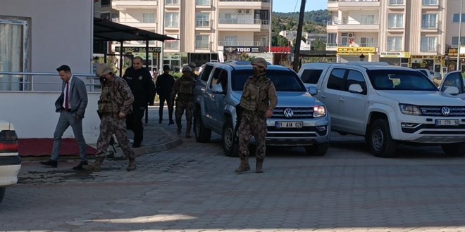 Balkondan ateş edip kendini eve kilitleyen polisi emniyet müdürü ikna etti