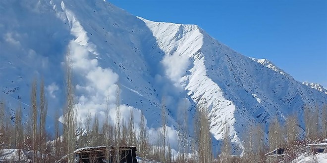 Hakkari Yüksekova'da çığ düşme anı kamerada
