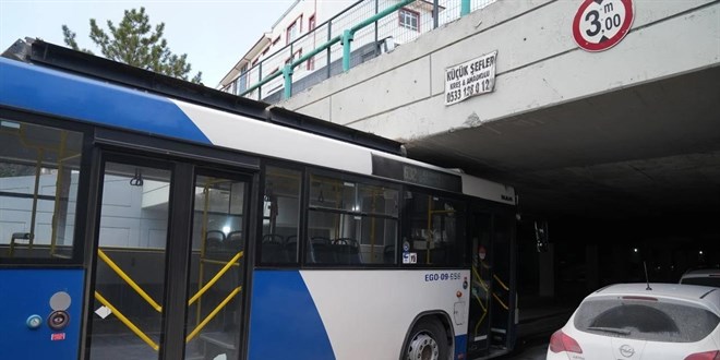 EGO otobüsü köprüye sıkıştı