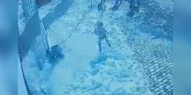 Başına buz kütlesi düşen ilkokul öğrencisi ağır yaralandı