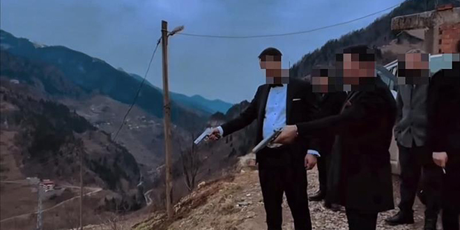 Silahla ateş etti, 'Bizi kim alabilir' dedi, jandarma evinden aldı