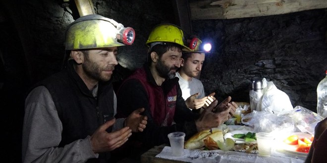 Maden işçileri yerin metrelerce altında ilk sahurlarını yaptı