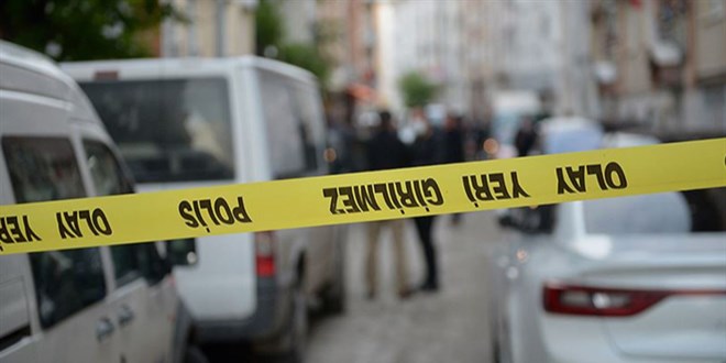 Karısını evde başka bir adamla görünce dehşet saçtı