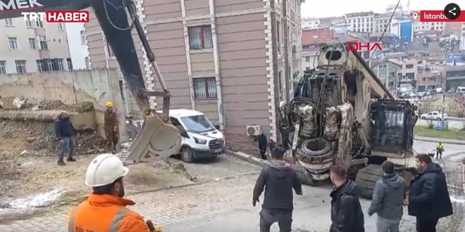 Zincir koptu, 200 tonluk iş makinesi yokuş aşağı sürüklendi
