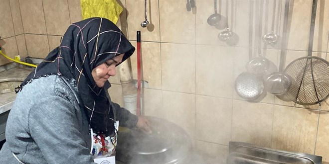 Emekli öğretmen elleri yana yana muhtaçlara gönüllü aşçılık yapıyor