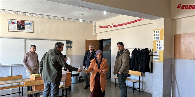 Van ve Hakkari'de yeni kurulan mahallelerde muhtarlık seçimi heyecanı yaşandı