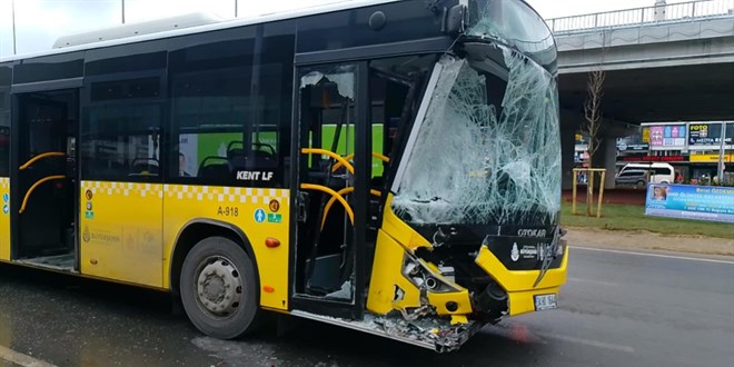 İETT otobüsü minibüse çarptı: 3 yaralı
