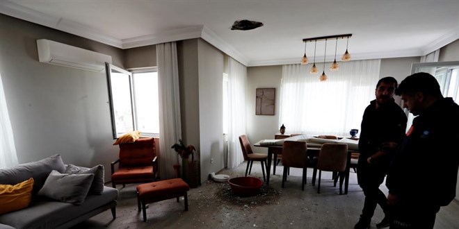 Apartmana düşen yıldırım, salonun ortasında koca bir delik açtı