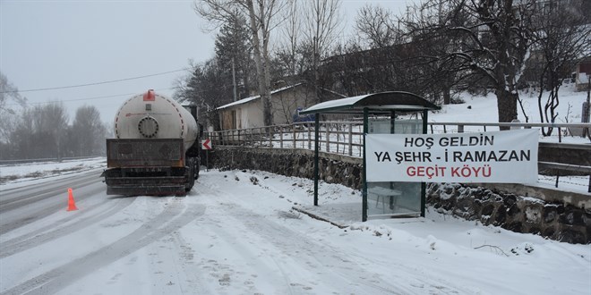 Hayırsever köylüler, yoldan geçenlere oruçlarını açtırıyor