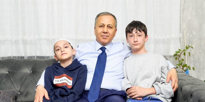 Bakan Yerlikaya, sahipsiz köpeklerin saldırdığı Tunahan'ı ziyaret etti
