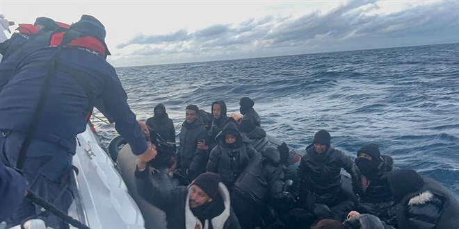 Ayvalık açıklarında 32 düzensiz göçmen yakalandı